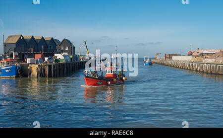 Barche da pesca tornando al porto, Whitstable Harbour, Kent Foto Stock