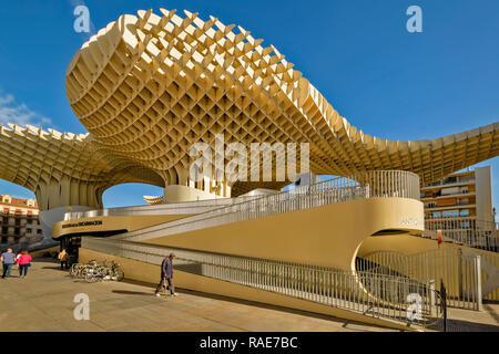 METROPOL PARASOL ENCARNACION SQUARE siviglia spagna la mattina presto la struttura del tetto e le rampe Foto Stock