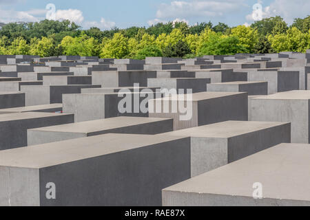 Berlino - Germania - Giugno 2016 : il memoriale ebreo (il Monumento agli ebrei assassinati d'Europa) progettato da Peter Eisenman Foto Stock