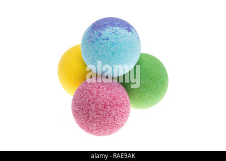 Bagno di colore bombe isolati su sfondo bianco Foto Stock