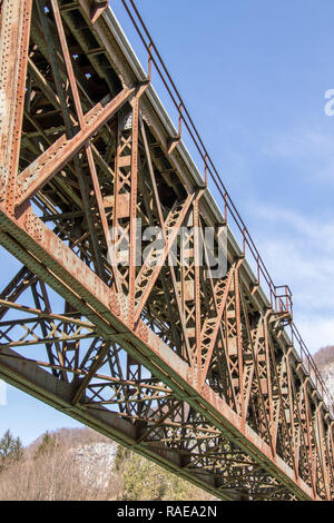 Vecchio rustico ponte del treno Foto Stock