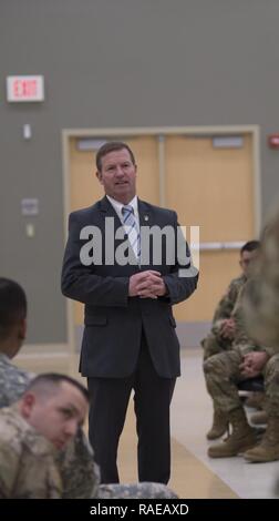 Sgt. Il Mag. dell'esercito (pensionati), Kenneth O. Preston, parla con Oklahoma Esercito Nazionale Guardia soldati arruolati circa l'attuale e futuro membro dell'esercito e la Guardia Nazionale durante una visita alla Norman Forze Armate Centro riserva Gen 31, 2017. Foto Stock