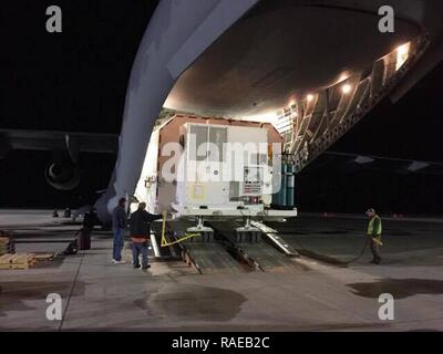 Il personale caricare un contenitore di spedizione con un blocco GPS IIIA Pathfinder Satellite interno, su un C-17 Globemaster III, azionato dal 3d Airlift Squadron, 29 gennaio, 2017, a Space Coast aeroporto regionale in Titusville, Fla. questa è stata la prima volta che un servizio attivo C-17 squadron caricato e trasportato questo tipo di carico. Foto Stock
