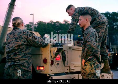 Sgt. Ryan Tugas, destra, sovrintende lancia Cpl. Sarah Leazer, sinistra e Cpl. Taylor Bolduc mentre essi partecipano in un verbale di ispezione a bordo di Marine Corps Air Station Cherry Point, N.C., Gennaio 31, 2017. E Leazer Bolduc sono Tugas' Marines nel motore sezione trasporti di Marine Tactical Air Command Squadron 28. Tugas, Bolduc e Leazer motore sono gli operatori di trasporto assegnato a MTACS-28, aria marina gruppo di controllo 28, 2° velivolo marino ala. Foto Stock