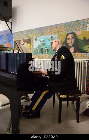 Un U.S. Army Sgt, assegnato alla forma Band suona il preludio musica prima della cerimonia di commemorazione per il personale Sgt. Andrea Gables, in Bruxelles Scuola Americana, in Sterrebeek, Belgio, Gennaio 27, 2017. Foto Stock