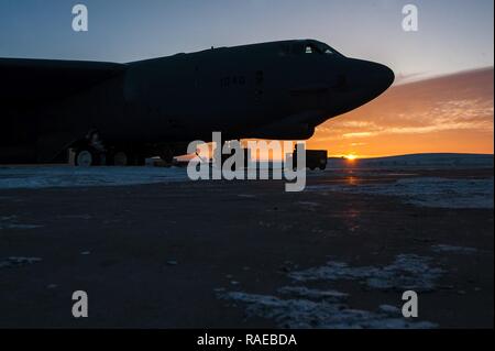 Il sole sorge alle spalle di una B-52H Stratofortress a Minot Air Force Base, N.D., Gennaio 26, 2017. Avieri dal 5 Manutenzione aeromobili squadrone lavorare intorno all'orologio in tutte le condizioni atmosferiche per fornire B-52 firepower on demand. Foto Stock