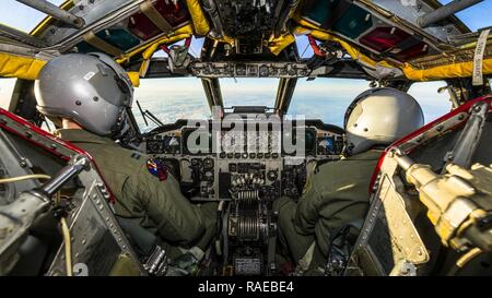 A B-52H Stratofortress vola sopra le nuvole sopra il Dakota del Nord, Gennaio 31, 2017. Durante la missione, l'equipaggio ran simulato aria vicino di supportare scenari, aiutandoli a comunicare meglio e a lavorare insieme come una squadra. Foto Stock