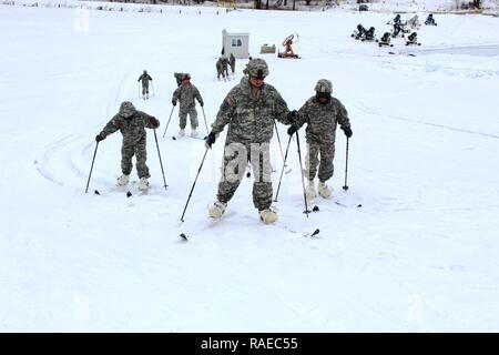 Soldati provenienti da varie unità associate con la 181st multifunzione brigata di formazione partecipare a sci sessione di formazione presso culbianco Ridge Ski Area a gennaio 27, 2017 come parte delle operazioni alle basse temperature corso a Fort McCoy, Wis. le operazioni a basse temperature Corso è il primo del suo genere coordinati dalla Direzione dei piani, di mobilitazione, di formazione e di sicurezza o DPTMS. È inclusa la partecipazione di 11 soldati con la 181st ed è tenuto da due istruttori assunti per supportare DPTMS. Foto Stock