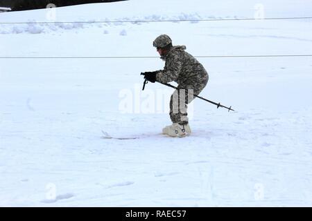 Un soldato da una unità associate con la 181st multifunzione brigata di formazione partecipa a sci sessione di formazione presso culbianco Ridge Ski Area a gennaio 27, 2017 come parte delle operazioni alle basse temperature corso a Fort McCoy, Wis. le operazioni a basse temperature Corso è il primo del suo genere coordinati dalla Direzione dei piani, di mobilitazione, di formazione e di sicurezza o DPTMS. È inclusa la partecipazione di 11 soldati con la 181st ed è tenuto da due istruttori assunti per supportare DPTMS. Foto Stock