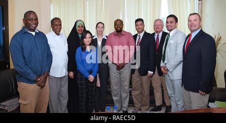 La Combined Joint Task Force-Horn dell Africa Affari religiosi staff Join us Navy Cmdr. Abuhena Saifulislam, vice cappellano del comando PER GLI STATI UNITI Comando di Africa e Stati Uniti Army Sgt. Il Mag. Chantel Sena-Diaz, senior leader arruolato per gli affari religiosi per USAFRICOM per incontrare i membri del Ministero degli Affari islamici nel centro cittadino di Gibuti Gen 30, 2017. La riunione è stata parte della durata di una settimana dazio temporanea assegnazione a Gibuti per esercitare Cutlass Express 2017, durante il quale Saifulislam Sena-Diaz e sono state in grado di impegnarsi con i principali leader musulmani e gli operatori locali della fede islamica. Foto Stock