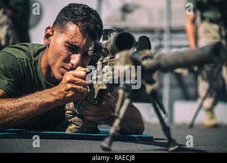 USS SOMERSET, in mare (GEN. 12, 2017) DEGLI STATI UNITI Navy Petty Officer di terza classe Joshua Geisler, un ospedale corpsman con armi Company, battaglione atterraggio Squadra 1st Bn., 4 Marines, undicesimo Marine Expeditionary Unit, pratiche di respirazione e trigger di tecniche di controllo in posizione prona dietro un M40A6 fucile a bordo della USS Somerset (LPD 25) in mare, Gennaio 12, 2017. Ciascun team di cecchino è richiesto di avere un U.S. Navy Corpsman per fornire un trattamento medico se uno dei membri del team è ferito in combattimento o non-lotta contro le situazioni. Xi MEU sta attualmente supportando U.S. Quinta Flotta ha la missione di promuovere e maint Foto Stock