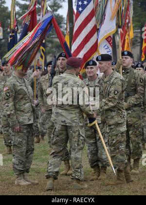 Stati Uniti Esercito il Mag. Gen. Gary Volesky, destra, il comandante uscente della 101ª Divisione aviotrasportata (Air Assault) 'scrematura aquile' passa la divisione dei colori di Lt. Gen. Stephen Townsend il comandante del XVIII Airborne Corps come il Mag. Gen. Andrew Poppas, a sinistra il comandante in ingresso e il comando Sgt. Il Mag. (CSM) Gregorio Nowak, parte posteriore di centro, la divisione CSM a guardare, durante il cambiamento di divisione del comando cerimonia presso la divisione parade campo, Fort Campbell, Ky, a gennaio 19, 2017. Il Mag. Gen. Poppas ha preso il comando della divisione da magg. Gen. Volesky durante la cerimonia. Foto Stock