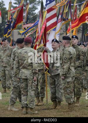 Stati Uniti Comando Esercito Sgt. Il Mag. (CSM) Gregorio Nowak, parte posteriore di centro, la 101ª Divisione aviotrasportata (Air Assault) 'scrematura aquile' CSM tiene e guarda fino alla divisione dei colori come il Mag. Gen. Gary Volesky, destra, il comandante uscente, Lt. Gen. Stephen Townsend, centro anteriore, il comandante del XVIII Airborne Corps e il Mag. Gen. Andrew Poppas, a sinistra il comandante in arrivo a guardare, durante il cambiamento di divisione del comando cerimonia presso la divisione parade campo, Fort Campbell, Ky, a gennaio 19, 2017. Il Mag. Gen. Poppas ha preso il comando della divisione da magg. Gen. Volesky durante la cerimonia. Foto Stock