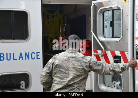 Stati Uniti Air Force Staff Sgt. Terrance Thomas, 633rd gruppo medico tecnico di emergenza, finiture un ambulanza controllo delle attrezzature a base comune Langley-Eustis, Virginia, Jan 13, 2017. Mentre in una scena di emergenza, i servizi di ambulanza lavorare fianco a fianco con il 633rd ingegnere civile squadrone dei vigili del fuoco e il 633rd forze di sicurezza personale squadrone che avrebbe anche rispondere alla chiamata di emergenza. Foto Stock