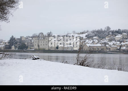 Paesaggio di Touraine provincia coperto di neve: "Chateau de Montsoreau" dal fiume Loira (2018/02/07) Foto Stock