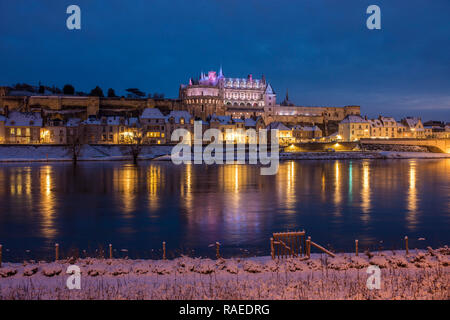 Touraine paesaggio ricoperto di neve: La città di Amboise e il suo castello dal fiume Loira, a notte (2018/02/07) Foto Stock