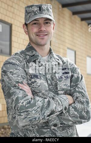 Air Force 1 Lt. Ken Cerreta pone di fronte all edificio 1515 a Hill Air Force Base, Utah. Cerreta è un program manager del F-16 il sistema del programma Office. (Paul Holcomb/STATI UNITI Air Force) Foto Stock