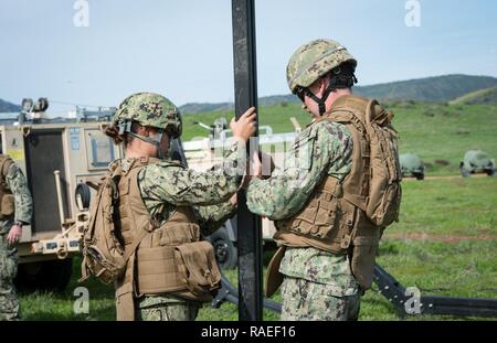 CAMP PENDLETON, California (Gen. 19, 2017) - Seabees attaccata alla costruzione di anfibio battaglione 1 costruire un elemento modulare di scopo generale tenda durante la formazione sul campo di allenamento (FTX) 2017. FTX 2017 è uno scenario di esercizio di base progettato per addestrare e testare il battaglione Seabee nel combattere la guerra. Foto Stock