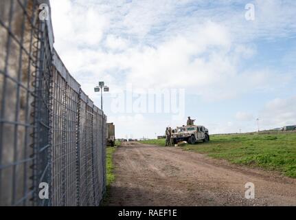 CAMP PENDLETON, California (Gen. 21, 2017) - marinai attaccata alla costruzione di anfibio battaglione 1's forza del team di protezione guardare al di sopra della voce del punto di controllo per il Camp Malone durante la formazione sul campo di allenamento (FTX) 2017. FTX 2017 è uno scenario di esercizio di base progettato per addestrare e testare il battaglione Seabee nel combattere la guerra. Foto Stock