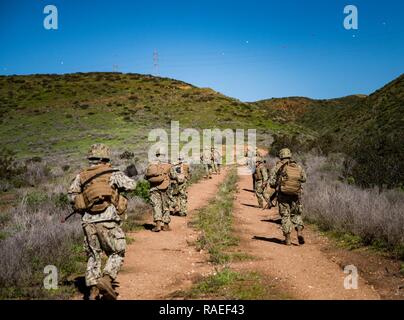 CAMP PENDLETON, California (Gen. 25, 2017) - marinai, attaccato alla costruzione di anfibio battaglione 1, sono distribuiti come il sondaggio, di collegamento e ricognizione party (SLRP) durante la formazione sul campo di allenamento (FTX) 2017. FTX 2017 è uno scenario di esercizio di base progettato per addestrare e testare il battaglione Seabee nel combattere la guerra. Foto Stock