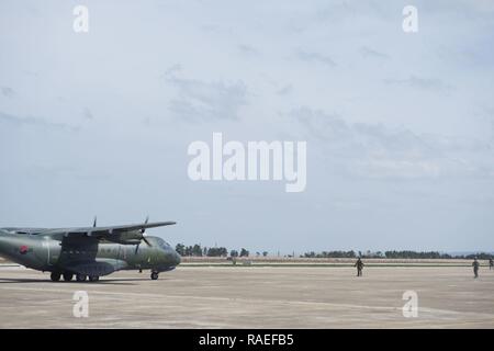 Stati Uniti Air Force aviatori assegnati alla contingenza 621st ala risposta di stanza a base comuneGuire-Dix Mc-Lakehurst, N.J., e Repubblica di Corea Air Force aviatori treno insieme come effettuare il marshalling di un ROKAF C-130H aeromobile durante la fase di esercizio di distribuzione Turbo 17-3, in Pohang Air Base, Repubblica di Corea, 10 Aprile 2017.I CRW fornisce il nucleo cadre expeditionary del comando e del controllo, airlift aria e le operazioni di rifornimento, antenna porta, aeromobili e personale di manutenzione per la distribuzione in tutto il mondo come la mobilità squadre di controllo di aerodromo e gruppi di valutazione. Queste squadre sondaggio rapidamente, valutare e stabilire la c Foto Stock