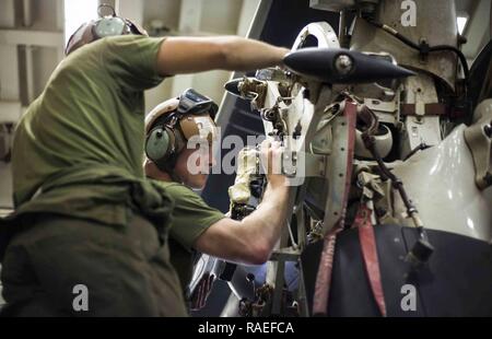 USS MAKIN ISLAND, Golfo di Aden (Jan 31, 2017) DEGLI STATI UNITI Marines con Marine mezzo squadrone Tiltrotor 163 (rinforzato), undicesimo Marine Expeditionary Unit, esaminare e contrassegnare i bulloni lungo una piastra di metallo sul gruppo rotore di una MV-22 Osprey a bordo della USS Makin Island (LHD 8) Jan 31, 2017. Preventivi di manutenzione come la sostituzione di viti usurate e bulloni aiuta a ridurre le probabilità di malfunzionamenti e mantiene il velivolo funzionale e pronta all'uso. Foto Stock