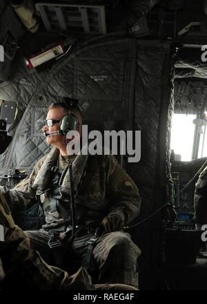 Brig. Gen. Giovanni Epperly, il vice comandante della Task Force Spartan, monitora il ponte di atterraggio esercizi di qualificazione nel Golfo Persico. Foto Stock