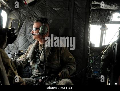 Brig. Gen. Giovanni Epperly, il vice comandante della Task Force Spartan, monitora il ponte di atterraggio esercizi di qualificazione nel Golfo Persico 10 gennaio 2017. Foto Stock