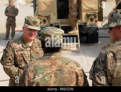 Il Mag. Gen. Blake C. Ortner, il comandante della Task Force Spartan, saluta i soldati della ventinovesima divisione di fanteria come essi aria pratica tecniche di difesa a Camp Arifjan in Kuwait il 19 gennaio 2017. Foto Stock