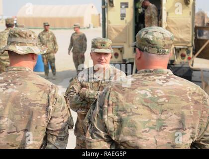 Il Mag. Gen. Blake C. Ortner, il comandante della Task Force Spartan, saluta i soldati della ventinovesima divisione di fanteria come essi aria pratica tecniche di difesa a Camp Arifjan in Kuwait il 19 gennaio 2017. Foto Stock