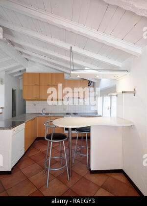 Vista frontale di vintage cucina con mobili in legno. Sul soffitto bianco travi in legno Foto Stock