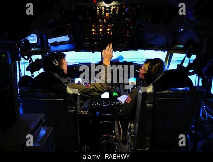 Il Mag. Brett Supyk e Capt. Kristy Kjornes, 161Air Refuelling Wing KC-135 Stratotanker piloti, preparare i loro KC-135 per il decollo durante una formazione di volo di distribuzione, 25 gennaio, 2017, a Souda Bay, Grecia. La Arizona Air National Guard's 161ARW's KC-135s effettuata in volo di effettuare le operazioni di rifornimento con F-16 Fighting Falcon dalla base aerea di Aviano, Italia, e la Hellenic Air Force durante il FTD. Foto Stock