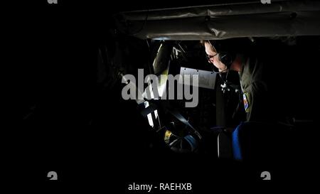 Tech. Sgt. Il Ciad Hill, 161Air Refuelling Wing boom operatore, esegue le operazioni di rifornimento all'interno di una KC-135 Stratotanker durante una formazione di volo di implementazione, gen. 27, 2017 a Souda Bay, Grecia. La Arizona Air National Guard's 161ARW's KC-135s riforniti U.S. e Hellenic F-16 Fighting Falcons durante l'FTD, che è stato ospitato per valutare gli aeromobili e le capacità del personale e aumentare l'interoperabilità tra i due alleati della NATO. Foto Stock