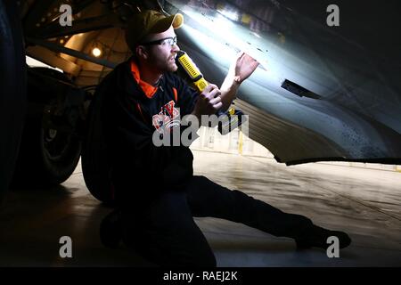 Senior Airman Matteo Scheda, 445th squadrone Manutenzione, esegue una routine di atterraggio ispezione su un 445th Airlift Wing C-17 Globemaster III, 23 gennaio 2017. Foto Stock