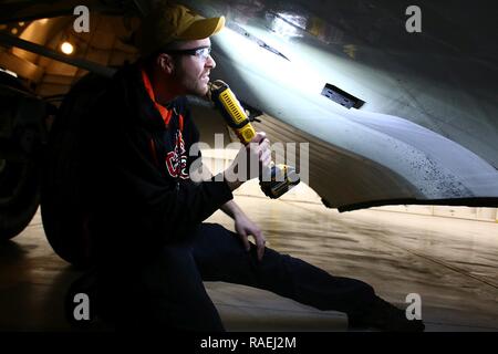 Senior Airman Matteo Scheda, 445th squadrone Manutenzione, esegue una routine di atterraggio ispezione su un 445th Airlift Wing C-17 Globemaster III, 23 gennaio 2017. Foto Stock