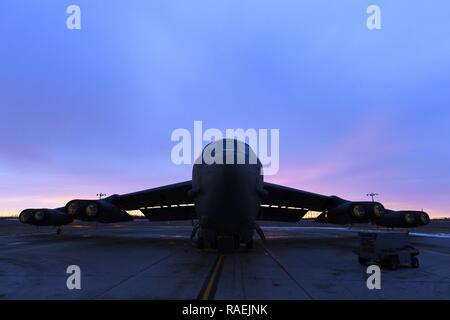 Il sole sorge alle spalle di una B-52H Stratofortress a Minot Air Force Base in North Dakota, Dic 12, 2018. Il B-52 è un long-range, bombardiere pesante che può portare a nucleare in grado di precisione o guidati di artiglieria convenzionale con precisione in tutto il mondo la capacità di navigazione. Foto Stock