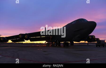 Il sole sorge alle spalle di una B-52H Stratofortress a Minot Air Force Base in North Dakota, Dic 12, 2018. Per più di cinquant'anni, il B-52 è stata la spina dorsale della America's presidiata bombardiere strategico forza, capace di far cadere la più ampia gamma di armi negli Stati Uniti Air Force di inventario. Foto Stock