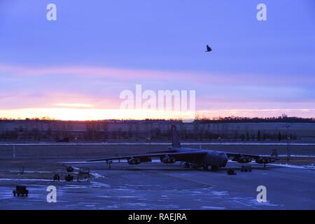 Il sole sorge alle spalle di una B-52H Stratofortress a Minot Air Force Base in North Dakota, Dic 12, 2018. Il B-52 può portare a nucleare in grado di precisione o guidati di artiglieria convenzionale per oltre 8.000 miglia senza il rifornimento di carburante. Foto Stock