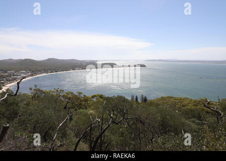 Vista guardando verso il basso per Shoal Bay dal percorso fino alla testa di Tomaree, Port Stephens, Australia. Foto Stock