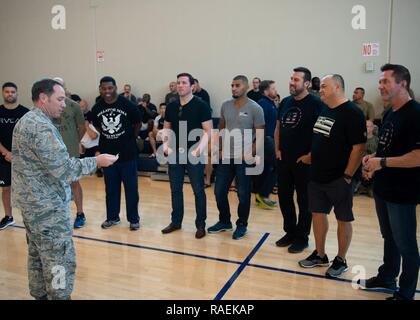 PEARL HARBOR (dec. n. 12, 2018) Col. Douglas Pierce, 647th Air Base Gruppo, xv ala, e Vice comandante, Base comune Harbor-Hickam perla (JBPHH) parla con Bellator MMA fighters e personale. La Bellator MMA rappresentanti stanno visitando JBPHH come una parte di un multi-giorno, multi-evento il partenariato con le Nazioni Organizzazioni di assistenza (OSU) per 'Bellator e OSU presente: Salutate le truppe". Foto Stock