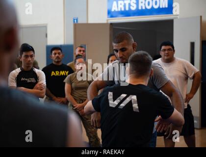 PEARL HARBOR (dec. n. 12, 2018) Bellator MMA fighter Douglas Lima aiuta a dimostrare una tecnica di combattimento per il servizio soci e ospiti. La Bellator MMA rappresentanti stanno visitando JBPHH come una parte di un multi-giorno, multi-evento il partenariato con le Nazioni Organizzazioni di assistenza (OSU) per 'Bellator e OSU presente: Salutate le truppe". Foto Stock