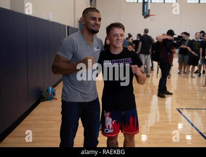 PEARL HARBOR (dec. n. 12, 2018) Bellator MMA fighter, Douglas Lima, pone con Cryptologic tecnico (tecnico) 2a classe Matteo Hahnrauch durante un incontro e saluto. La Bellator MMA rappresentanti stanno visitando JBPHH come una parte di un multi-giorno, multi-evento il partenariato con le Nazioni Organizzazioni di assistenza (OSU) per 'Bellator e OSU presente: Salutate le truppe". Foto Stock