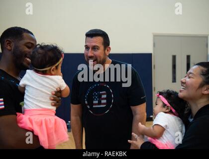 PEARL HARBOR (dec. n. 12, 2018) Bellator MMA arbitro, 'Big' John McCarthy, pone con Yeoman 2a classe Jusuf Jenkins, di Allendale, Carolina del Sud e Janelle Jenkins durante un incontro un saluto. La Bellator MMA rappresentanti stanno visitando JBPHH come una parte di un multi-giorno, multi-evento il partenariato con le Nazioni Organizzazioni di assistenza (OSU) per 'Bellator e OSU presente: Salutate le truppe". Foto Stock