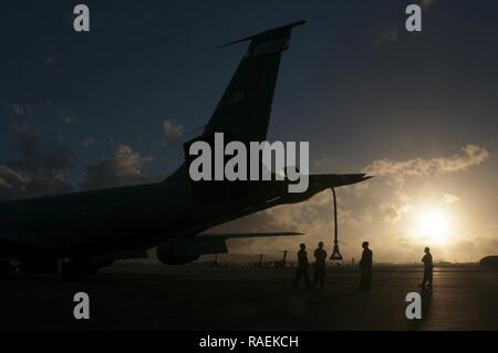 128Air Refuelling Squadron manutentori, condotta preflight di manutenzione sulla base comune perla Harbor-Hickam flightline come parte di una routine Sentry esercizio Aloha, Dic 12, 2018. Il KC-135 Stratotanker scaricati 26.000 libbre di carburante utlilizing il braccio drogue a F/A-18 calabroni aeromobile da Cina lago, durante un corso di formazione sortie. Foto Stock