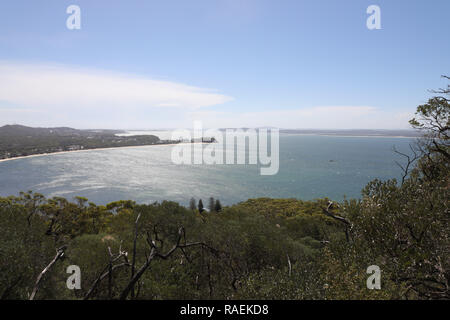 Vista guardando verso il basso per Shoal Bay dal percorso fino alla testa di Tomaree, Port Stephens, Australia. Foto Stock