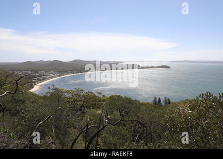 Vista guardando verso il basso per Shoal Bay dal percorso fino alla testa di Tomaree, Port Stephens, Australia. Foto Stock