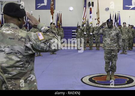 Il comando Sgt. Il Mag. LaDerek T. Green, XIX Expeditionary supporto del comando comando in entrata sergente maggiore, saluta il Brig. Gen. Michel M. Russell SR, il comandante generale del XIX ESC, durante il verde della assunzione di responsabilità cerimonia dic. 12, 2018 a Camp Walker, Daegu, Repubblica di Corea. Il team di comando di Russell e il verde si inaugurano nel 2019 insieme come essi conducono il XIX CES nel suo cinquantacinquesimo anno di esistenza. Foto Stock