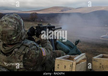 Stati Uniti Soldato dell'esercito Spc. Concessione Holste, assegnato al terzo assalto battaglione di elicottero, 4° Reggimento di aviazione, 4a combattere la Brigata Aerea, 4a divisione di fanteria, si qualifica con un M2 Browning .50 Cal. mitragliatrice a Novo Selo campo di addestramento, Bulgaria, 14 dicembre, 2018. A livello regionale le forze assegnate a mantenere la disponibilità della qualifica in una varietà di armi in ambienti realistici con gli alleati e partner per garantire l'interoperabilità e la letalità. Foto Stock