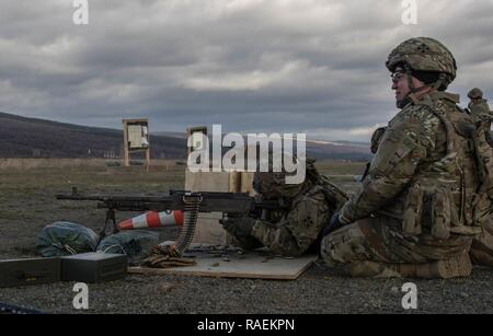 Un U.S. Soldato dell'esercito assegnato al terzo assalto battaglione di elicottero, 4° Reggimento di aviazione, 4a combattere la Brigata Aerea, 4a divisione di fanteria, incendi a M240b macchina leggera pistola a Novo Selo campo di addestramento, Bulgaria, 14 dicembre, 2018. A livello regionale le forze assegnate a mantenere la disponibilità della qualifica in una varietà di armi in ambienti realistici con gli alleati e partner per garantire l'interoperabilità e la letalità. Foto Stock