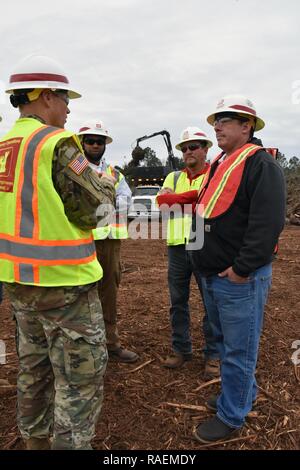 Lt. Col. Stephen Peterson (sinistra), vice comandante di distretto per il distretto di Savannah, colloqui con Resident Engineer Ike Brown, Distretto di Sacramento; Assicurazione Qualità Supervisor Bill serio, Distretto di Nashville; e detriti Mission Manager Josh Garcia, Distict di Sacramento, rivedere le operazioni presso i detriti sito di gestione in Leesburg, Ga., durante una visita in loco presso la Southwest Georgia campo di emergenza Ufficio dic. 13, 2018. Durante la sua visita, egli ha incontrato con Corps i soccorritori e ha ricevuto una stivali-su-il-aggiornamento di massa di come la rimozione di detriti missione nel sud-ovest della Georgia in risposta a uragano Michael Foto Stock